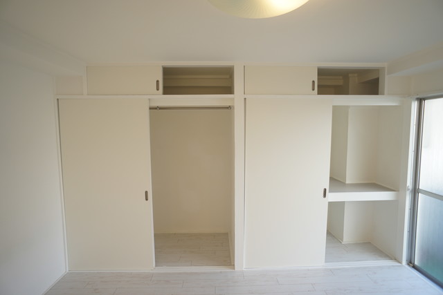 収納　壁一面に収納があるので、収納力たっぷりあります。