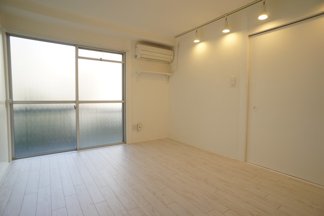 居室・リビング　明るい色合いのフローリングが優しい雰囲気の室内です☆