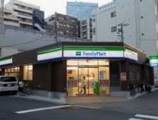 コンビニ　ファミリーマート 目黒青葉台三丁目店（コンビニ）まで126m