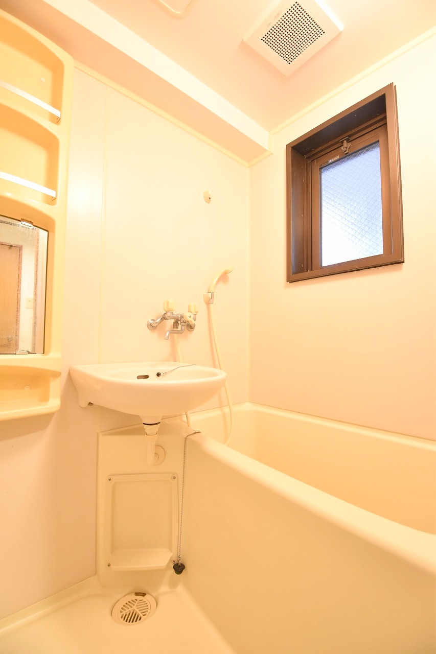 バス・シャワールーム　窓もあって換気もできます。