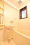 バス・シャワールーム　窓もあって換気もできます。