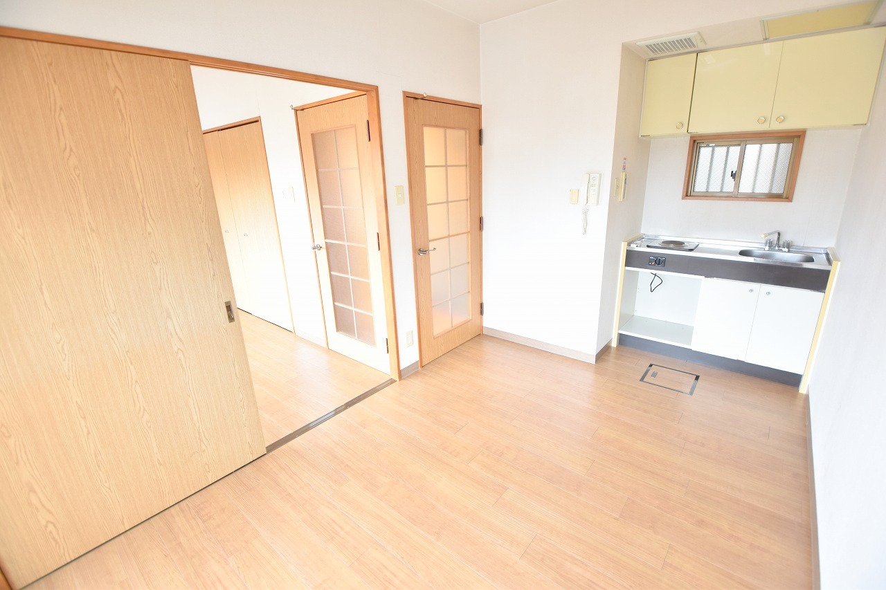 居室・リビング　キッチン廻りが広く、良い間取りですね。