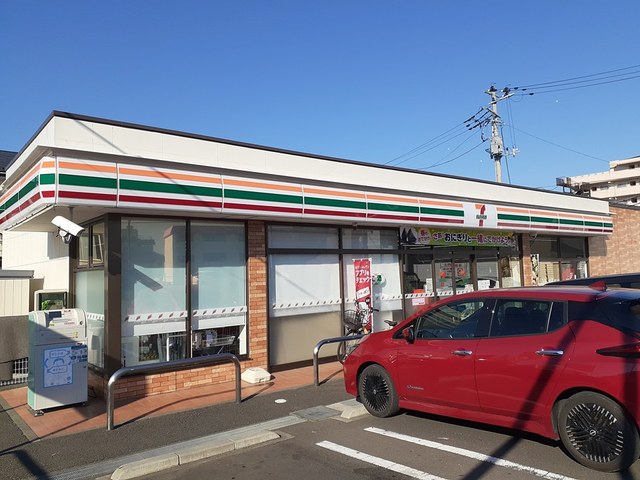 コンビニ　セブンイレブン（コンビニ）まで514m