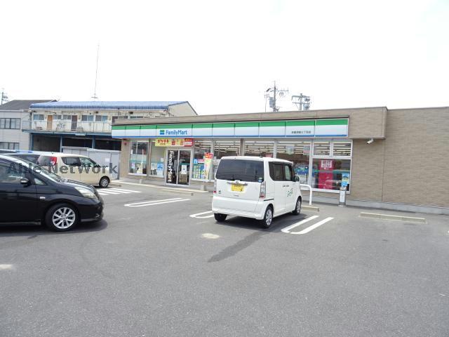 コンビニ　ファミリーマート鈴鹿須賀三丁目店（コンビニ）まで204m
