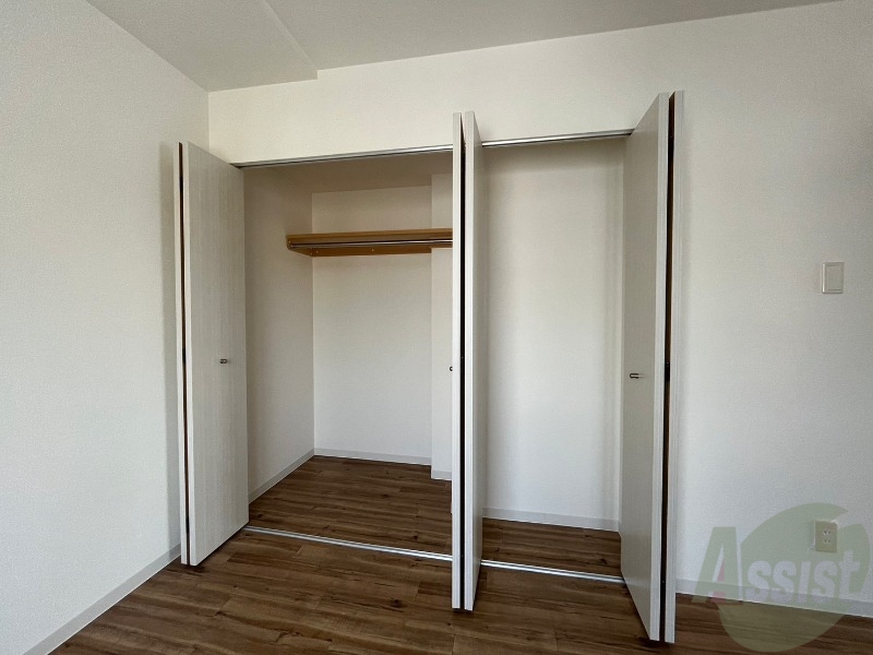 収納　こちらの収納にはハンガーをかけて服もしまえますね。