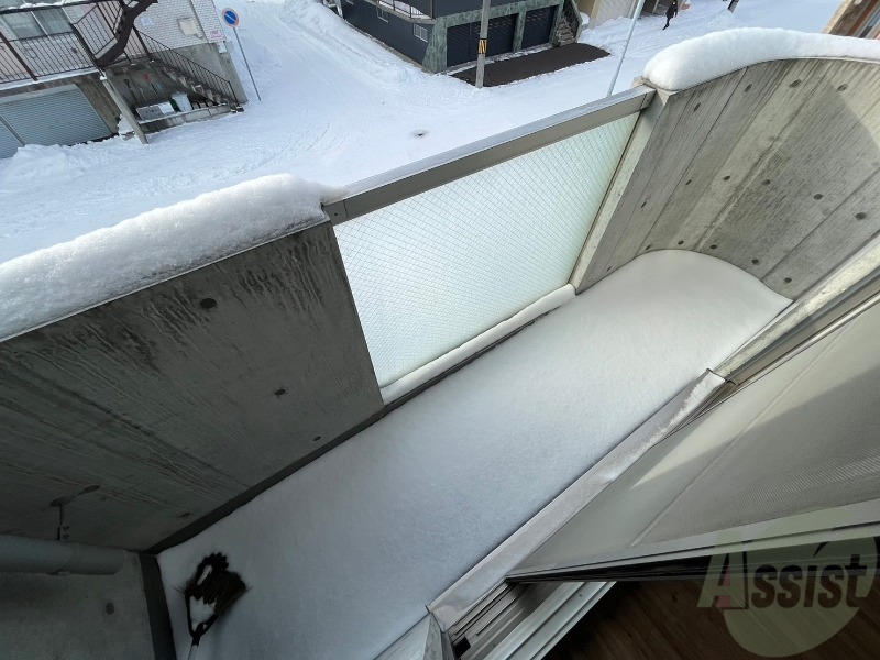 バルコニー　バルコニーは幅があり、広い印象を受けました。