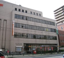 郵便局　荒川郵便局（郵便局）まで423m