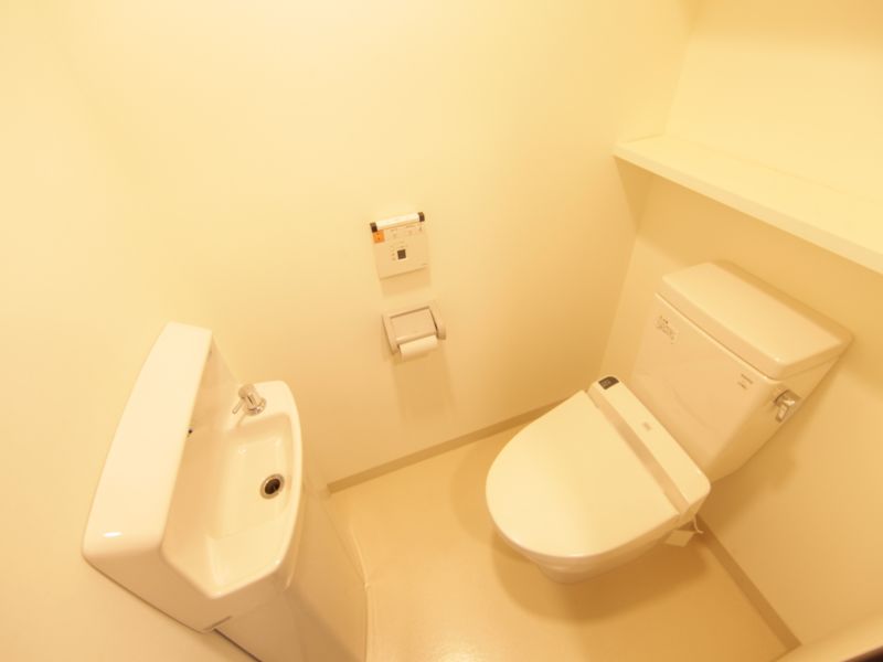 トイレ　ウォシュレット付　棚付