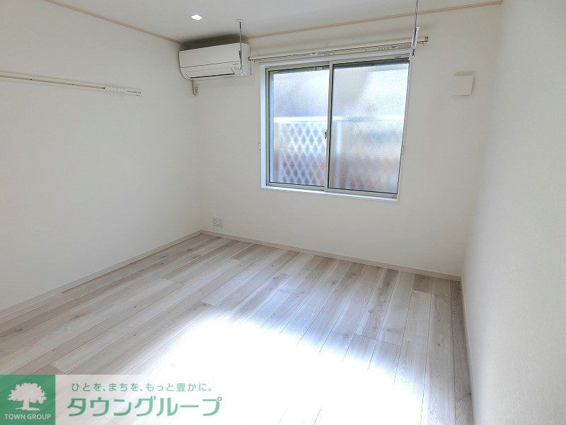 居室・リビング　ナチュラルな木目調の床材を使用しており、温かい空間を演出し…