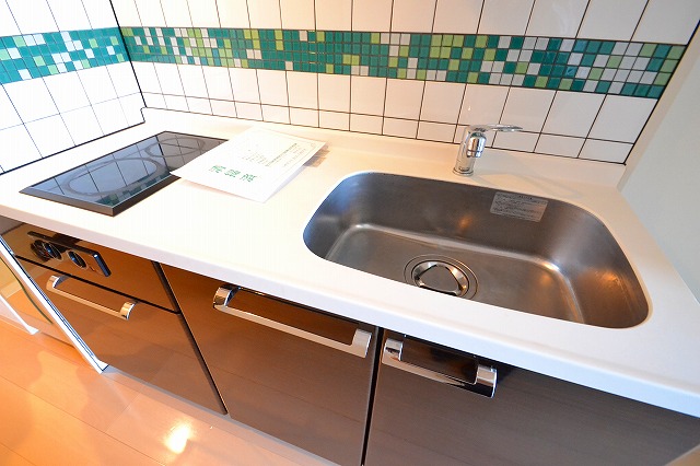 キッチン　ビビっとくるカラーリング＊号室・階数によって色味違います