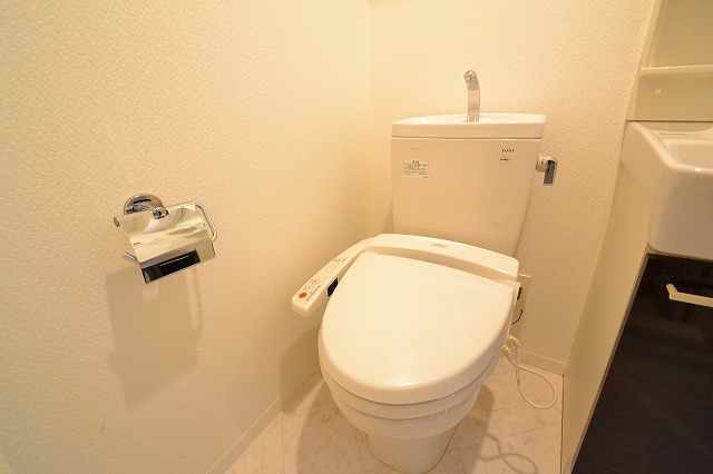 トイレ　ウォシュレット完備＊号室・階数によって色味違います