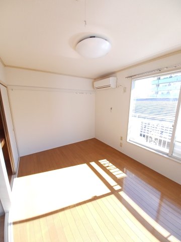 居室・リビング　明るい洋室です