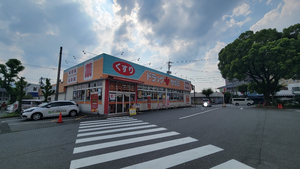 ドラックストア　ココカラファインドラッグセガミ　日田店（ドラッグストア）まで534m