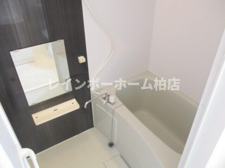 バス・シャワールーム　コンパクトで使いやすいお風呂です