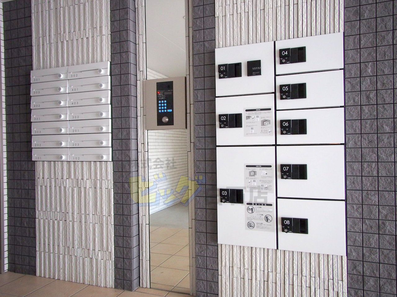 エントランス　留守中でも荷物が受け取れて便利な宅配ＢＯＸ完備しています♪