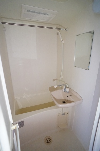 バス・シャワールーム　雨の日でも安心の浴室乾燥機付きです♪