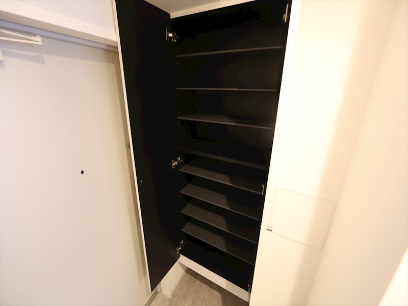 玄関　玄関　シューズボックス付（収納充実してます）