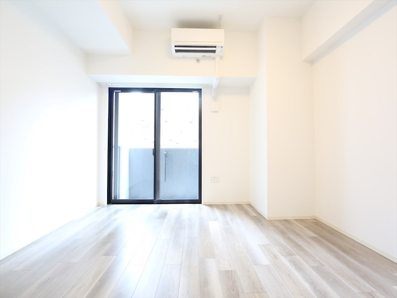 バルコニー　洋室9.4帖　エアコン完備　クローゼット付　バルコニー