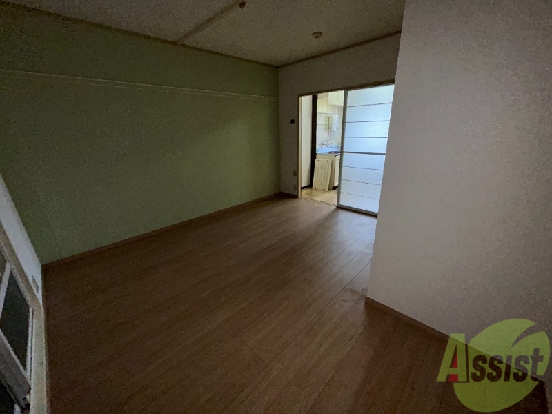 その他部屋・スペース　リビングの別角度です。デスクやベッドはここでも良いですね。