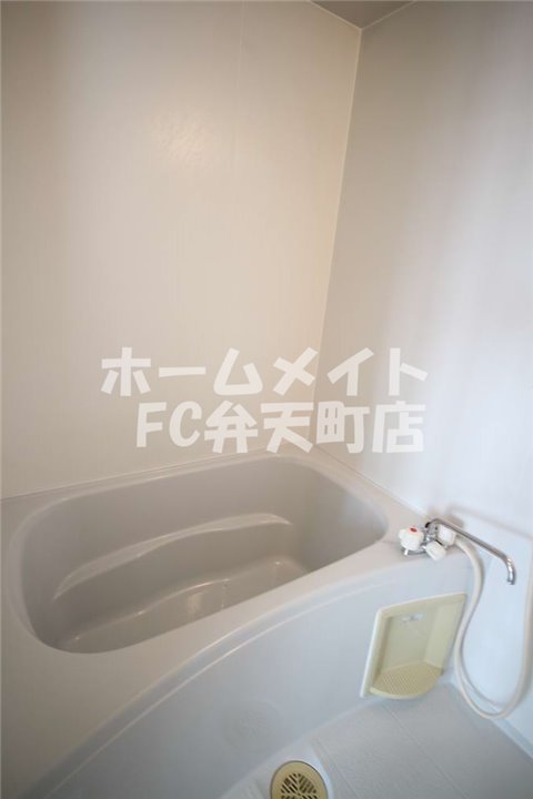 バス・シャワールーム　コンパクトで使いやすいお風呂です