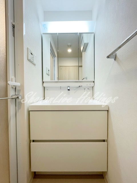 洗面設備　明るい洗面所です