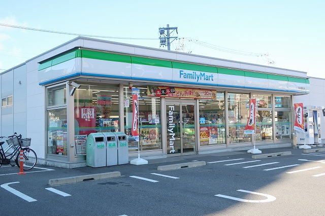 コンビニ　ファミリーマート（コンビニ）まで500m