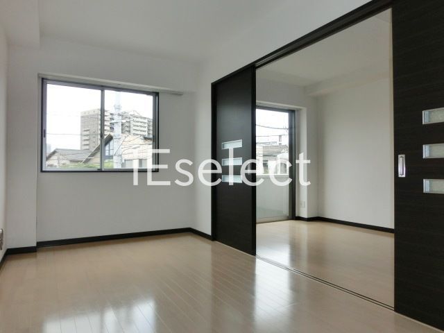 その他部屋・スペース　フローリング張りの明るい洋室