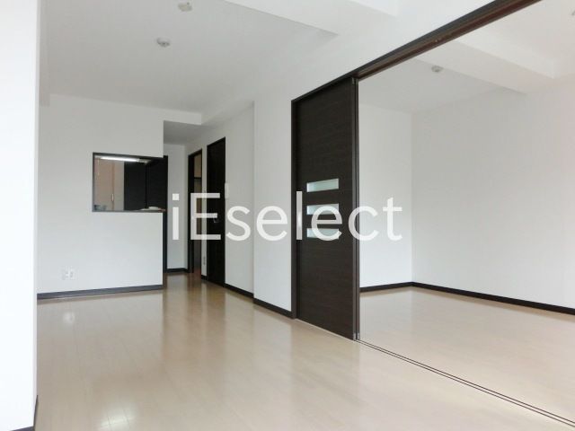 居室・リビング　バルコニーからの洋室