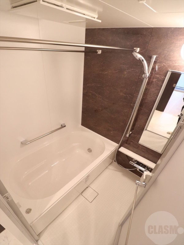 バス・シャワールーム　大きい浴槽でしっかり疲れを癒せます