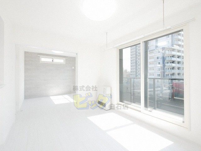 居室・リビング　白を基調としたお部屋でオシャレな内装です♪