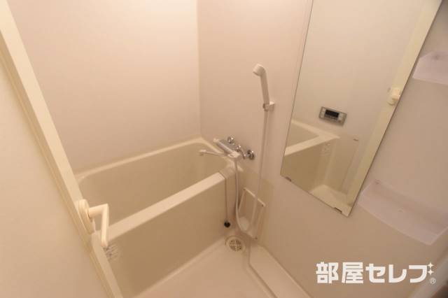 バス・シャワールーム　清潔感のあるお風呂です