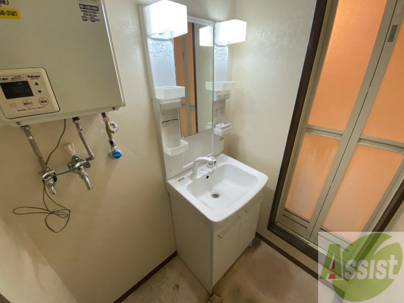 洗面設備　大きくて使いやすそうな独立洗面台になっています。