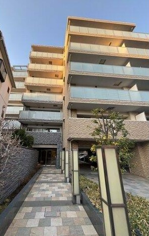 エントランス　重厚感のある建物デザイン♪