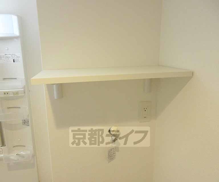 収納　棚も付いていて便利