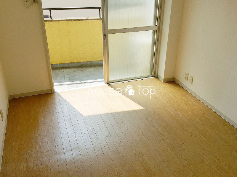 居室・リビング　洋室にはテーブルやベッドなど設置出来ますよ♪