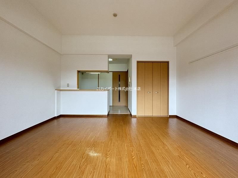 居室・リビング　反転