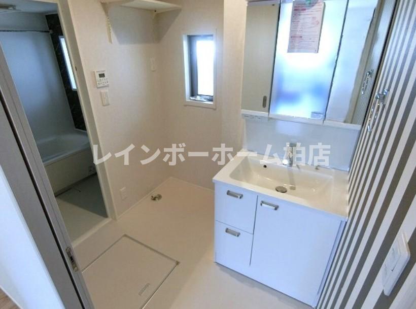 洗面設備　独立洗面台あり、毎朝おしゃれに忙しい女性の方におすすめです