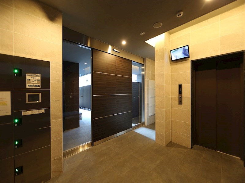 エントランス　エントランス　オートロック　宅配ＢＯＸ　防犯カメラ