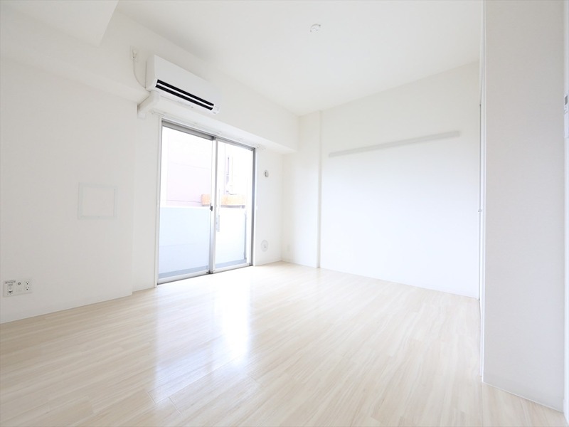 バルコニー　洋室8.5帖　エアコン完備　バルコニー