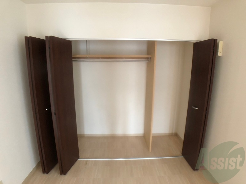収納　クローゼットは奥行きもあり、荷物が多い方でも安心です。