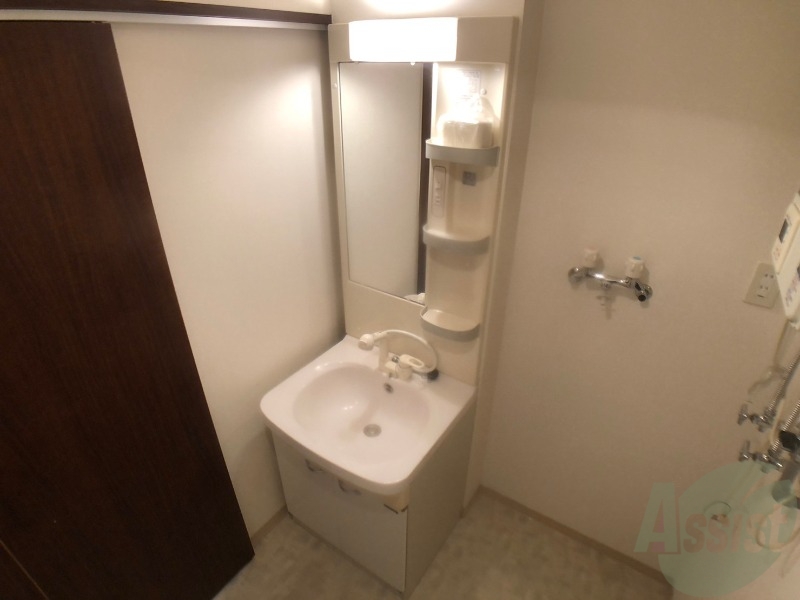 洗面設備　独立洗面台です。大きくてよいですね。シャンプーもできます。