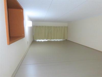 収納　ロフトにはカーテンや電気、コンセントもあります