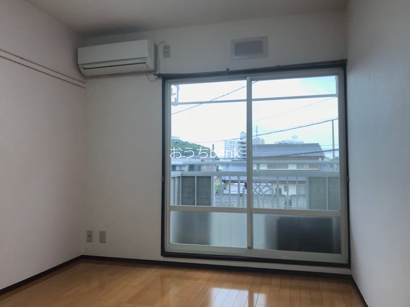 居室・リビング　南向きの室内です。