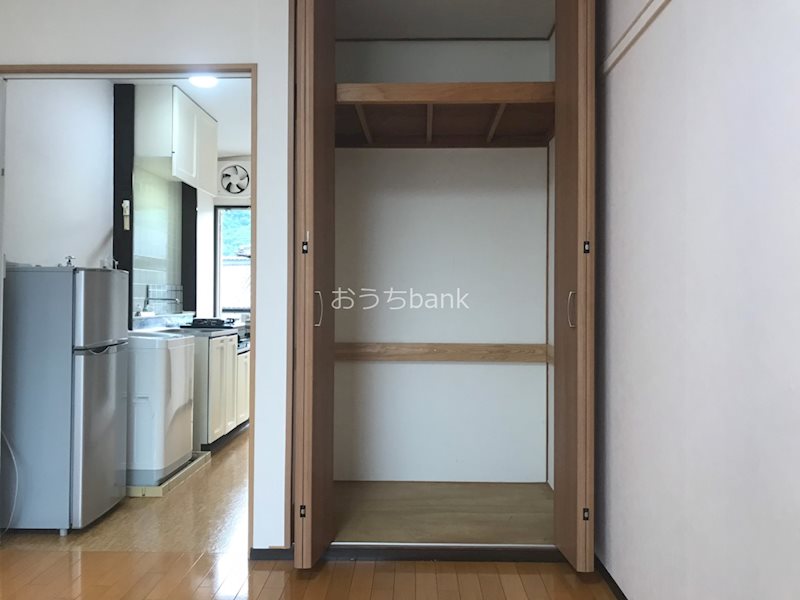 収納　天井まで高い収納スペースです。