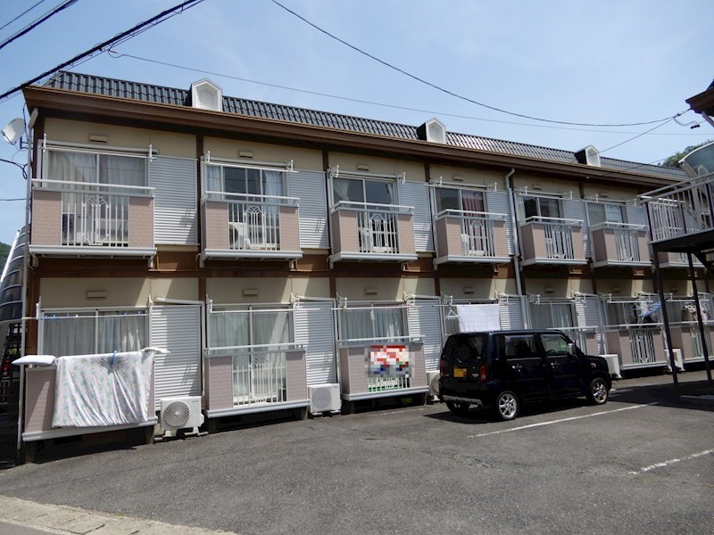 建物外観　静かな住宅地に佇む物件です。バストイレ別の室内です！