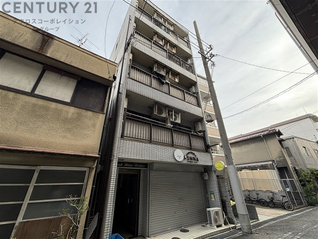 建物外観　外壁タイル貼りのおしゃれな外観です。