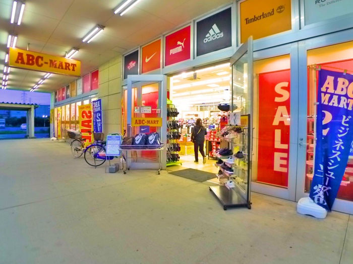 ショッピングセンター　靴屋（ショッピングセンター）まで80m