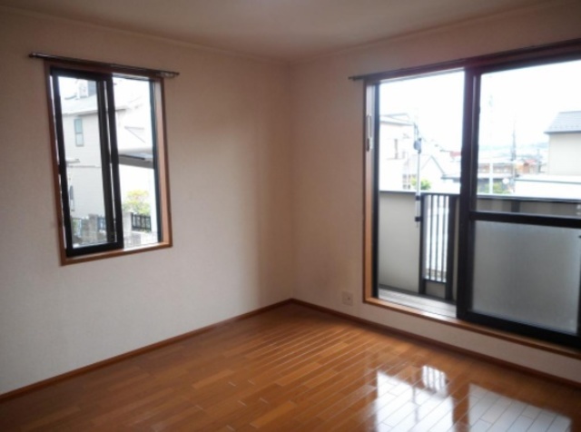 居室・リビング　角部屋２面採光の明るい洋室８帖