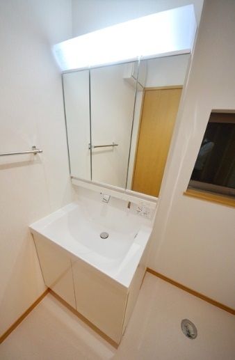 洗面設備　三面鏡仕様でスタイリングのしやすい洗面台。