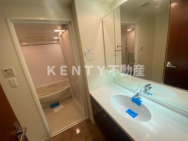 洗面設備　明るい洗面所です